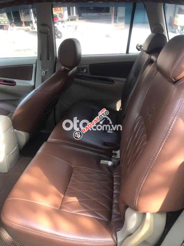 Cần bán Toyota Innova 2.0G sản xuất năm 2006, màu bạc số sàn, xe gia đình sử dụng rất giữ gìn-5