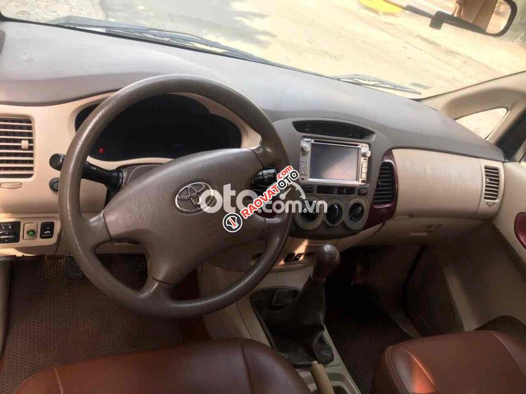 Cần bán Toyota Innova 2.0G sản xuất năm 2006, màu bạc số sàn, xe gia đình sử dụng rất giữ gìn-4