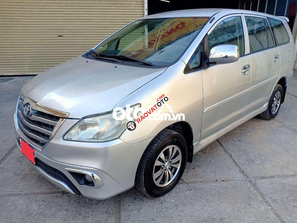 Bán Toyota Innova 2.0E năm sản xuất 2015, màu bạc, giá tốt-10