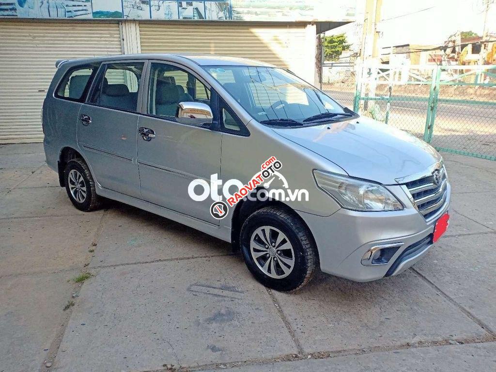 Bán Toyota Innova 2.0E năm sản xuất 2015, màu bạc, giá tốt-3