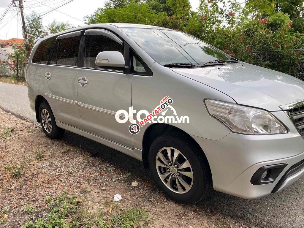 Bán Toyota Innova 2.0E sản xuất 2015, màu bạc giá cạnh tranh-6