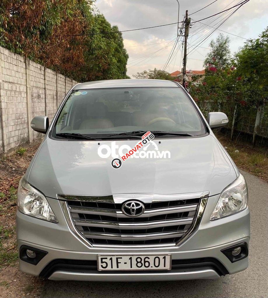 Bán Toyota Innova 2.0E sản xuất 2015, màu bạc giá cạnh tranh-7