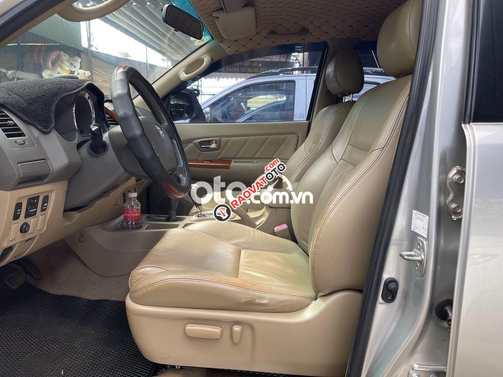 Cần bán Toyota Fortuner 2.7V 4x4 AT sản xuất năm 2010, màu bạc-3