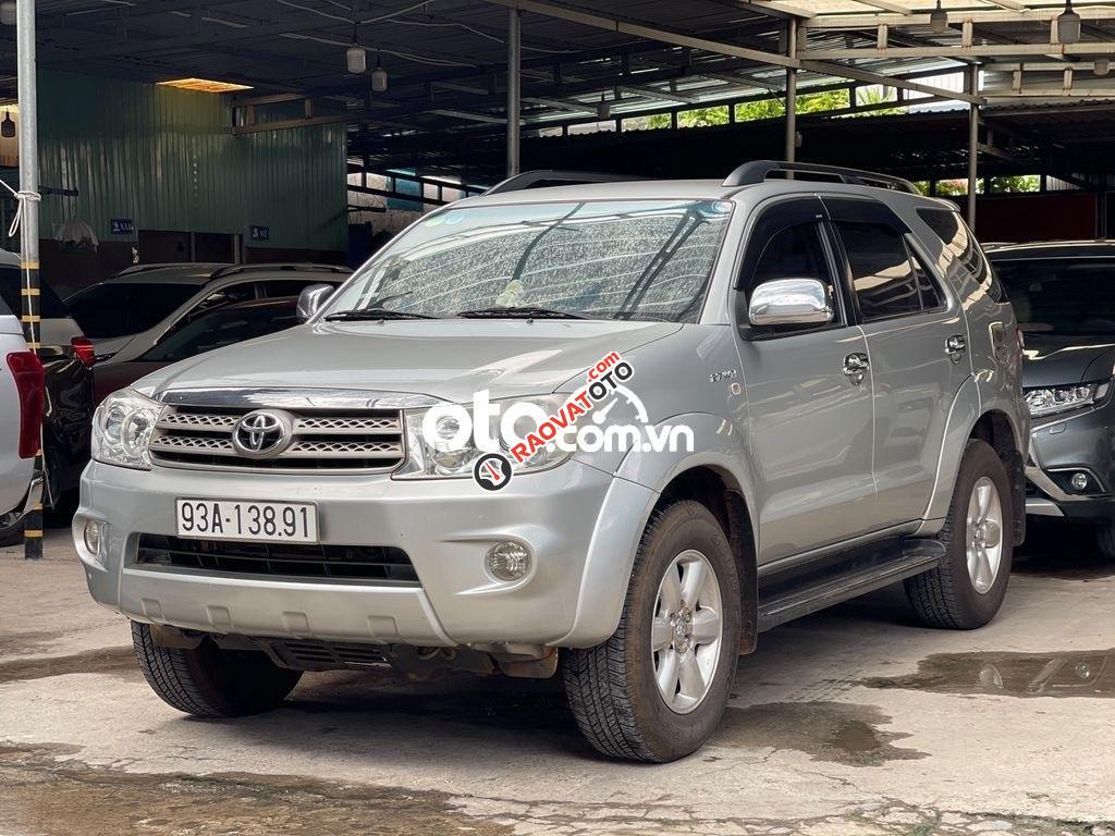 Cần bán Toyota Fortuner 2.7V 4x4 AT sản xuất năm 2010, màu bạc-1