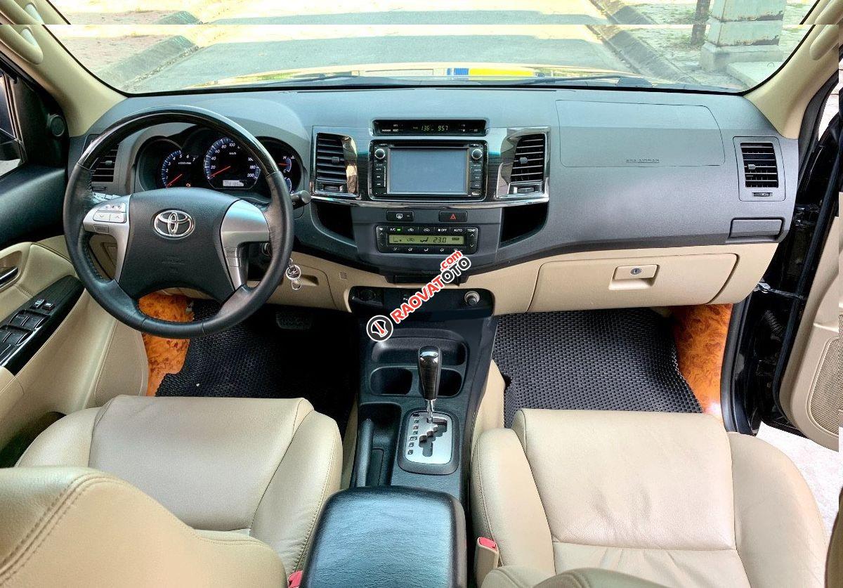 Cần bán gấp Toyota Fortuner 2.7V 4x2AT sản xuất năm 2015, màu đen như mới, giá 566tr-0