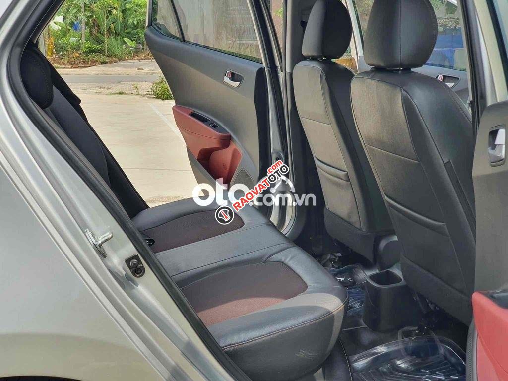Cần bán gấp Hyundai Grand i10 1.2AT năm sản xuất 2017, màu bạc-2