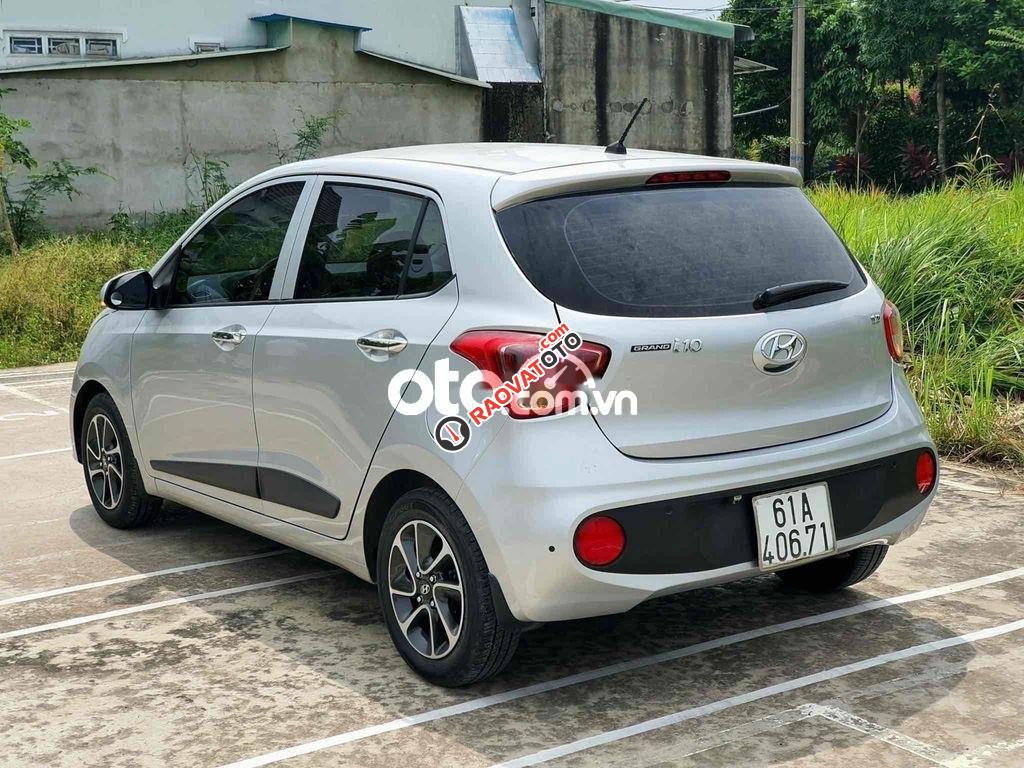 Cần bán gấp Hyundai Grand i10 1.2AT năm sản xuất 2017, màu bạc-8