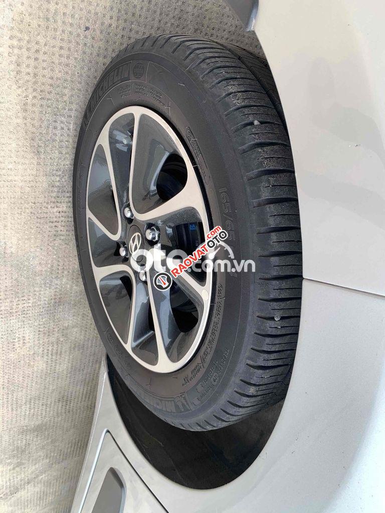 Cần bán gấp Hyundai Grand i10 1.2AT năm sản xuất 2017, màu bạc-0