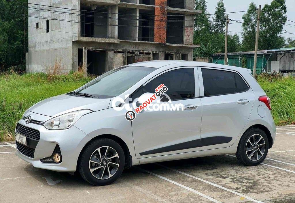 Cần bán gấp Hyundai Grand i10 1.2AT năm sản xuất 2017, màu bạc-10