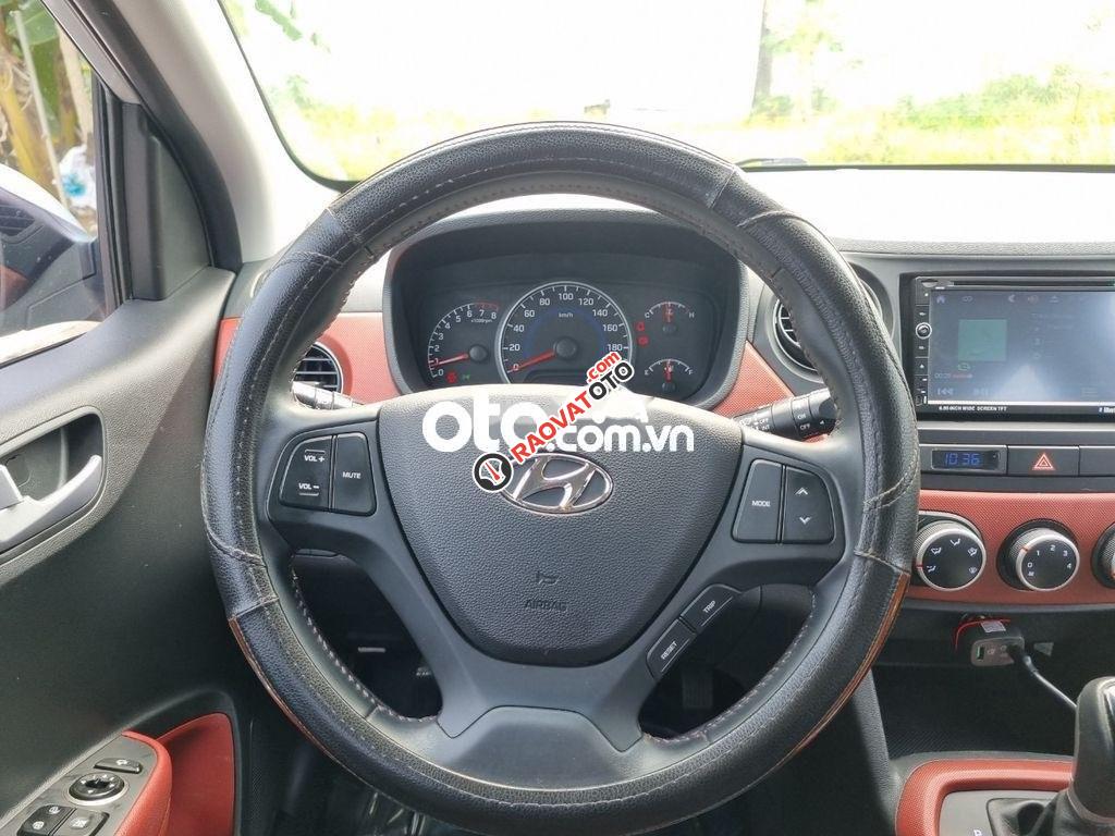 Bán xe Hyundai Grand i10 1.2 AT sản xuất năm 2017, màu bạc-3