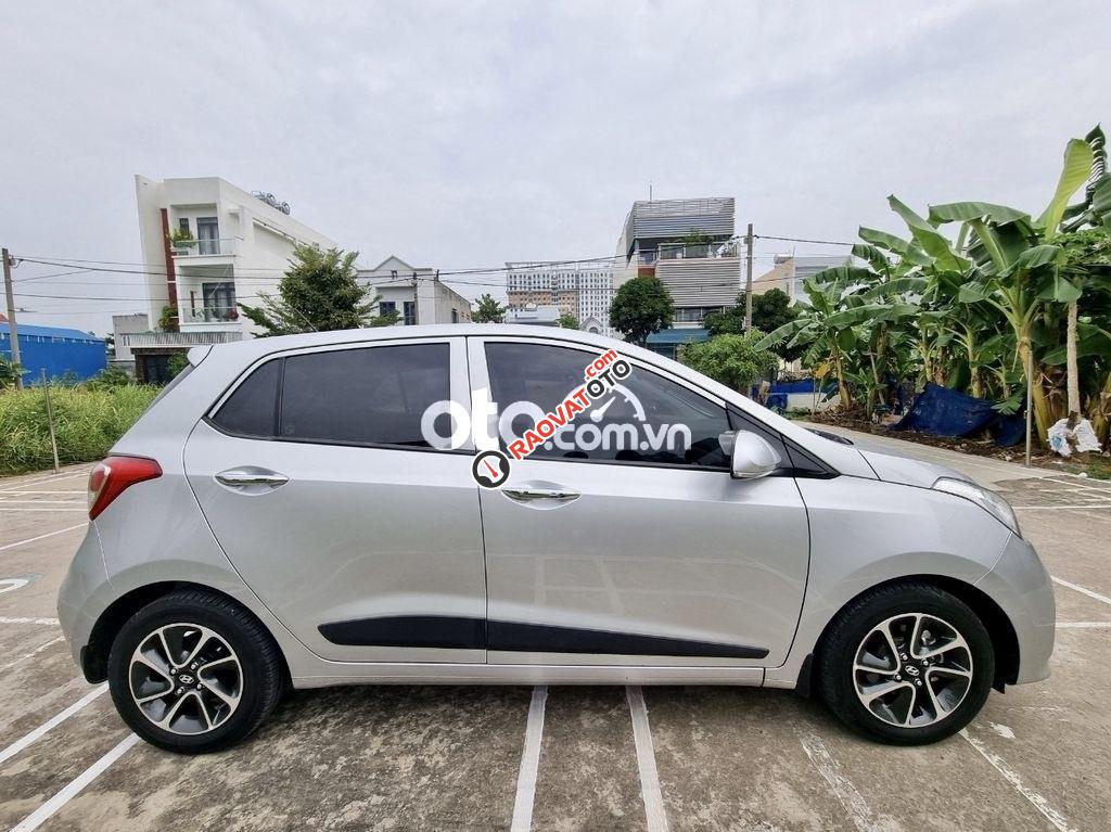 Bán xe Hyundai Grand i10 1.2 AT sản xuất năm 2017, màu bạc-9