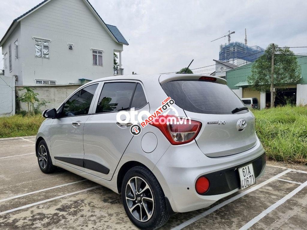 Bán xe Hyundai Grand i10 1.2 AT sản xuất năm 2017, màu bạc-7