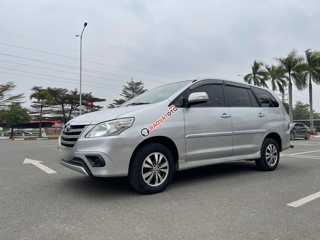 Cần bán xe Toyota Innova 2.0E sản xuất 2015, màu bạc, 385 triệu-1