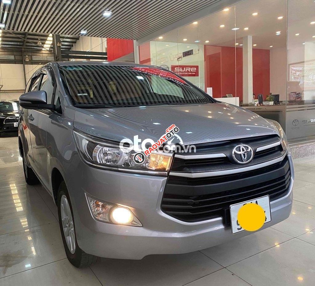 Bán xe Toyota Innova 2.0E sản xuất 2017, màu bạc số sàn giá cạnh tranh-11