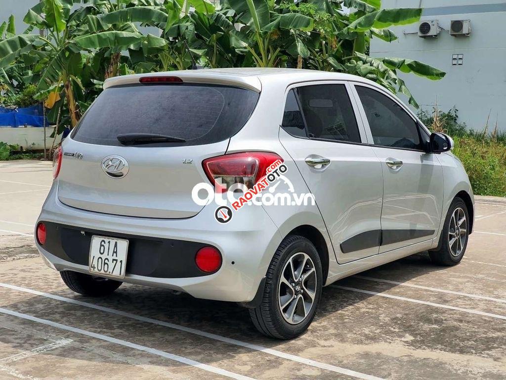 Bán Hyundai Grand i10 1.2 AT sản xuất 2017, màu bạc, giá 339tr-6