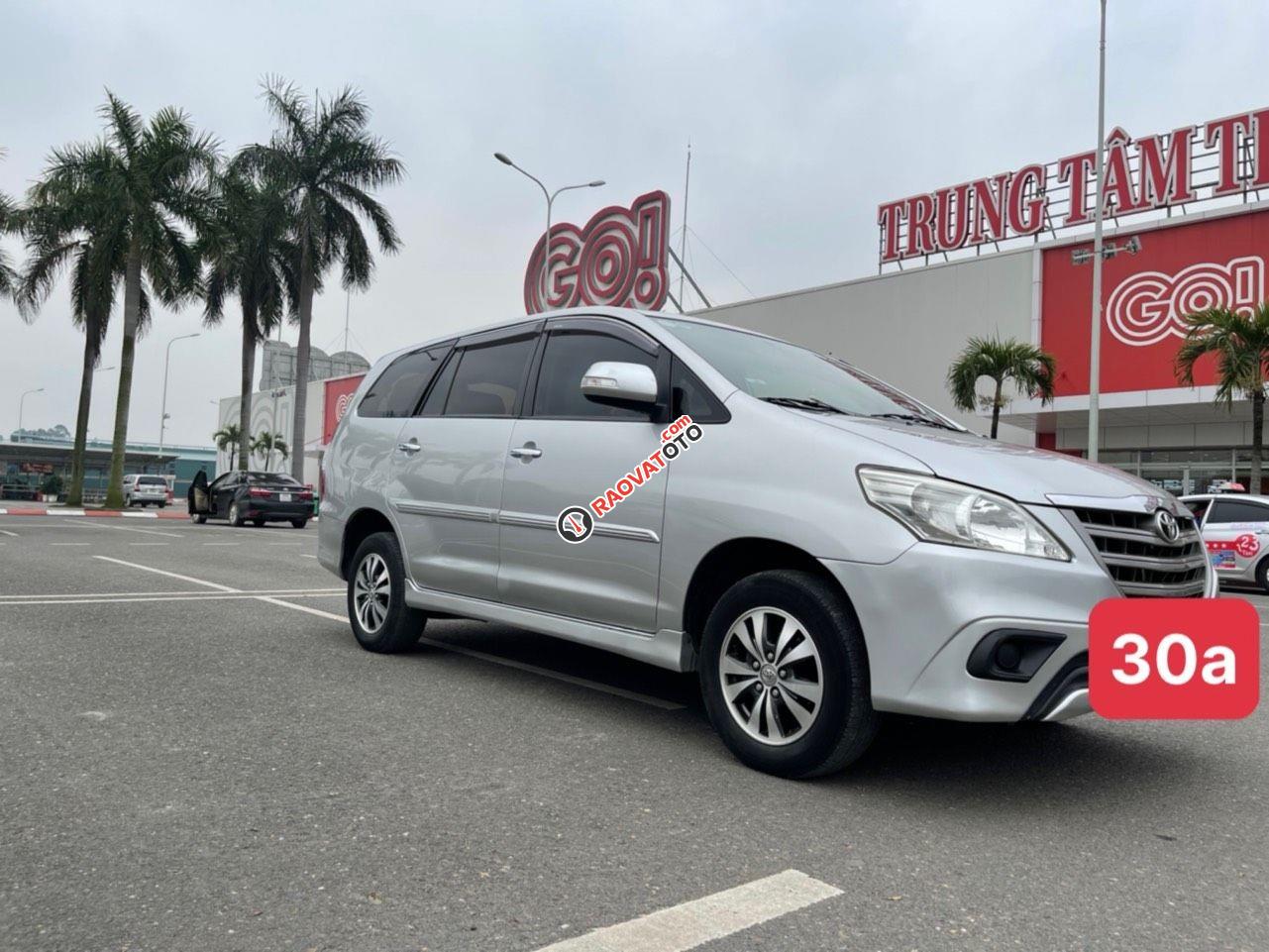 Cần bán xe Toyota Innova 2.0E sản xuất 2015, màu bạc, 385 triệu-0