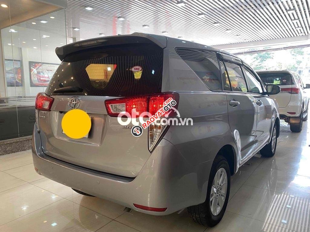 Bán xe Toyota Innova 2.0E sản xuất 2017, màu bạc số sàn giá cạnh tranh-9