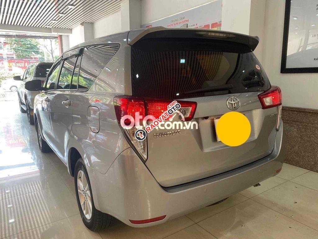 Bán xe Toyota Innova 2.0E sản xuất 2017, màu bạc số sàn giá cạnh tranh-8