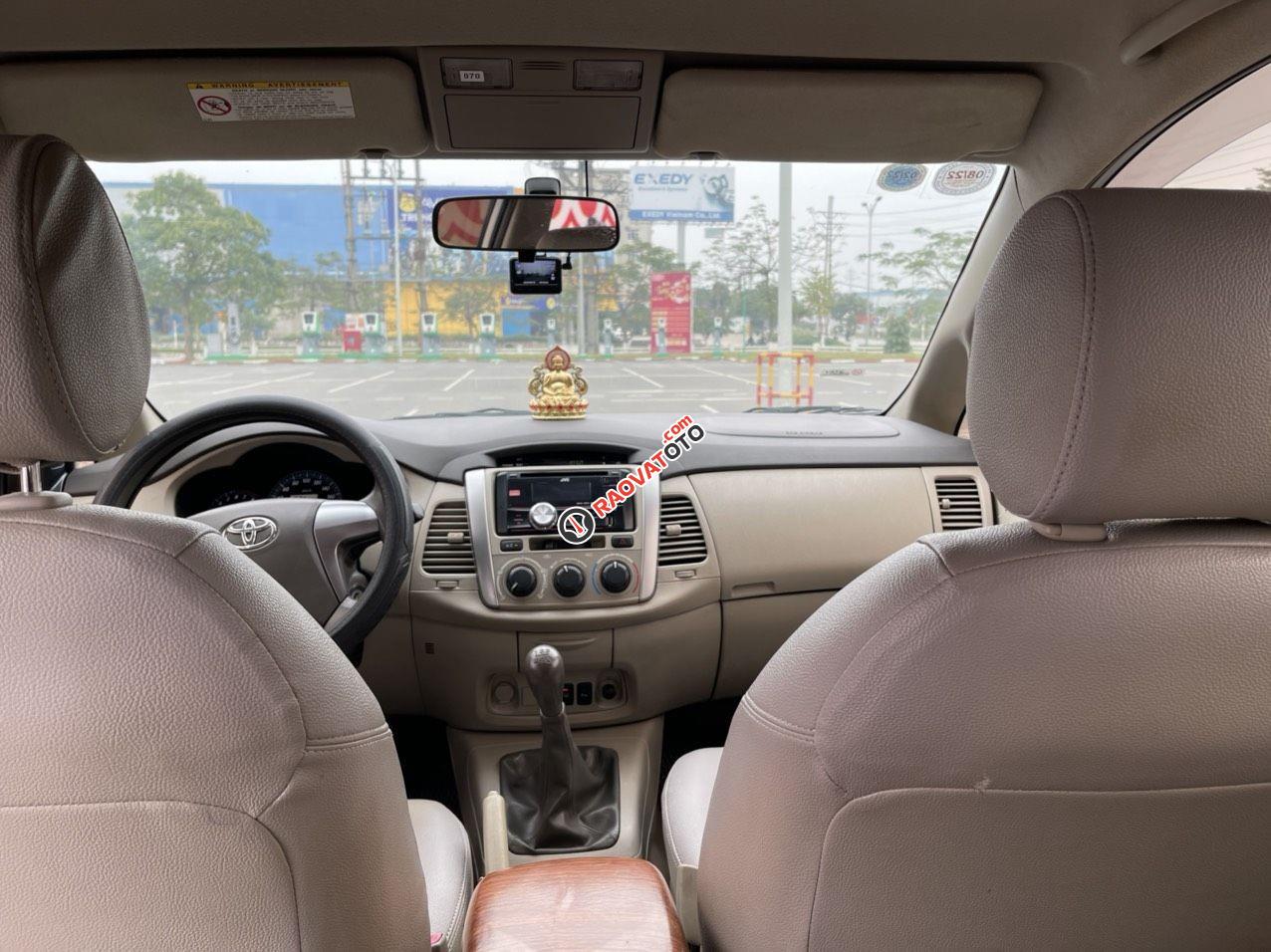 Cần bán xe Toyota Innova 2.0E sản xuất 2015, màu bạc, 385 triệu-13