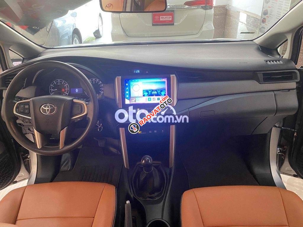 Bán xe Toyota Innova 2.0E sản xuất 2017, màu bạc số sàn giá cạnh tranh-6