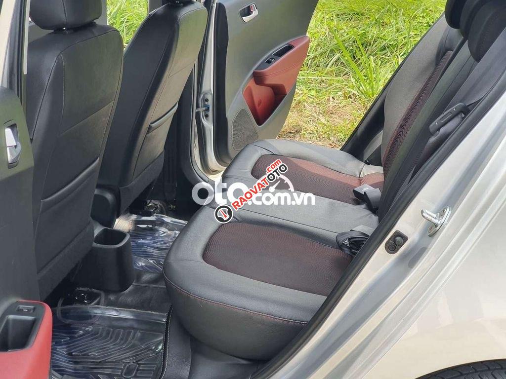Bán Hyundai Grand i10 1.2 AT sản xuất 2017, màu bạc, giá 339tr-0