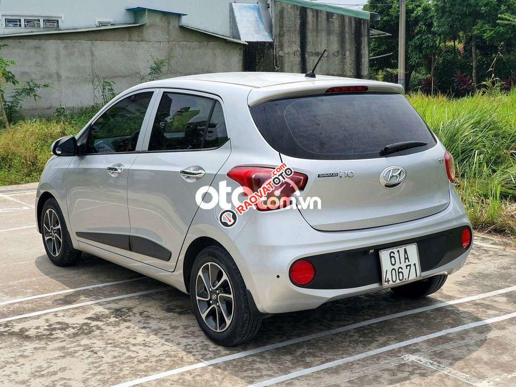 Bán Hyundai Grand i10 1.2 AT sản xuất 2017, màu bạc, giá 339tr-8
