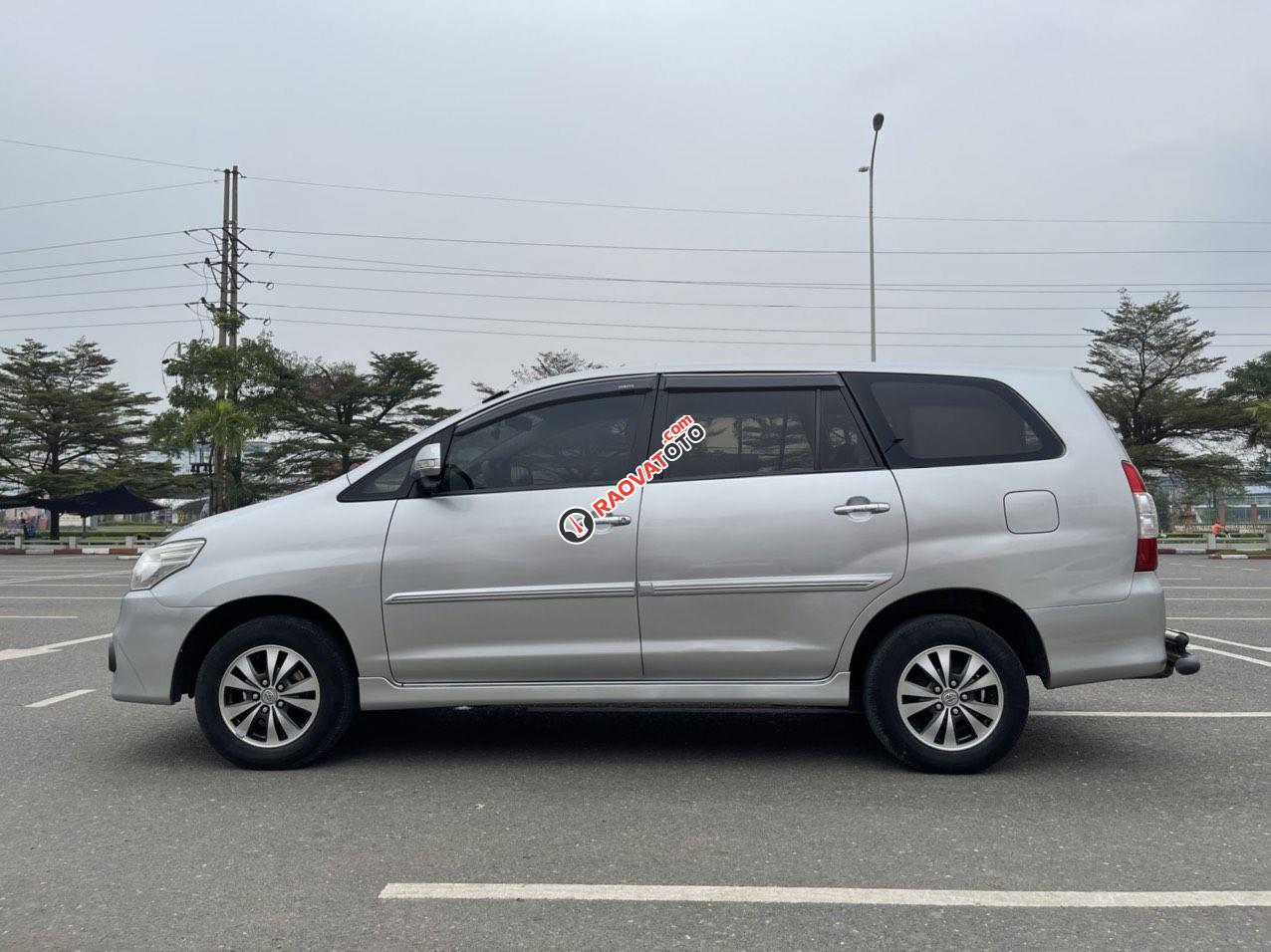 Cần bán xe Toyota Innova 2.0E sản xuất 2015, màu bạc, 385 triệu-7