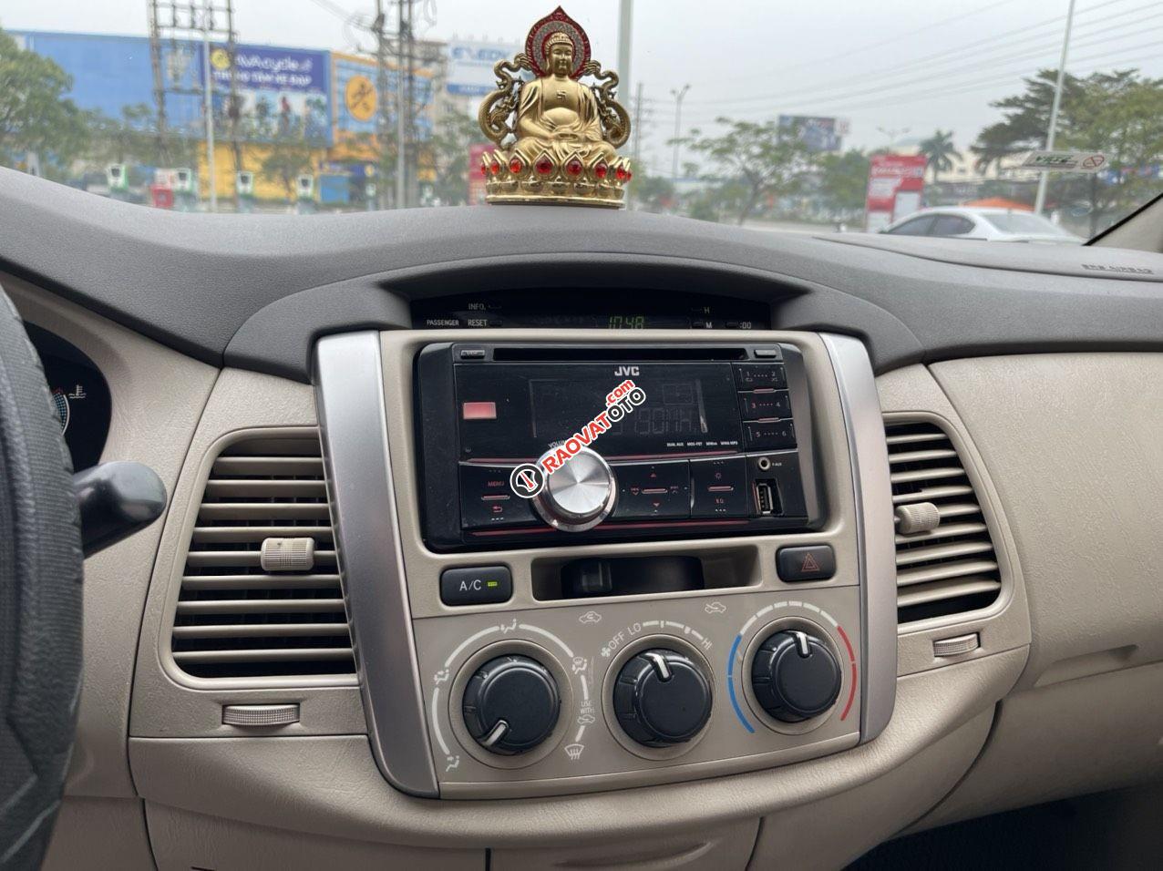 Cần bán xe Toyota Innova 2.0E sản xuất 2015, màu bạc, 385 triệu-11