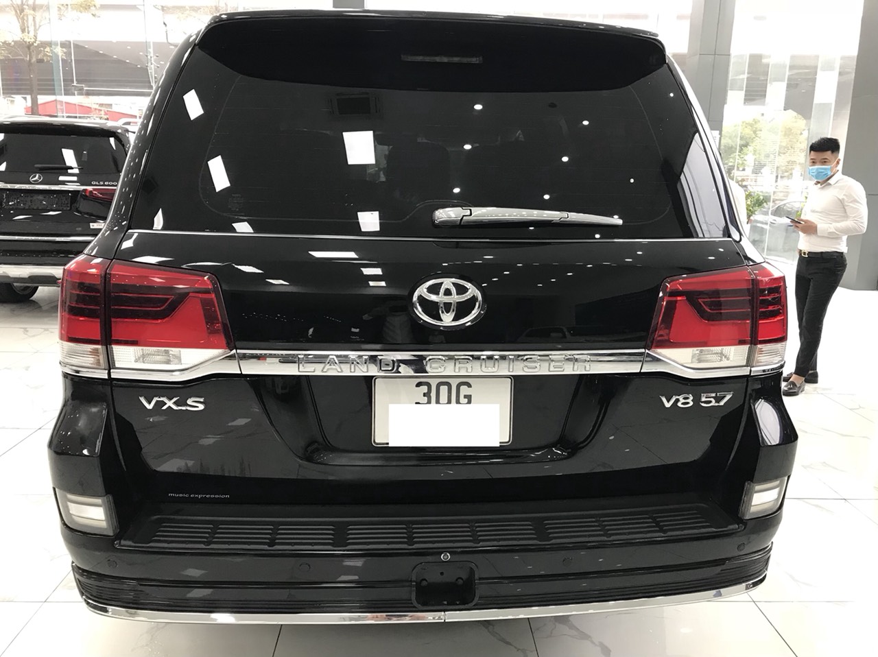 Bán chiếc xe Toyota Landcruiser 4.6V8 màu đen sản xuất 2016 cam kết xe đẹp xuất sắc-3