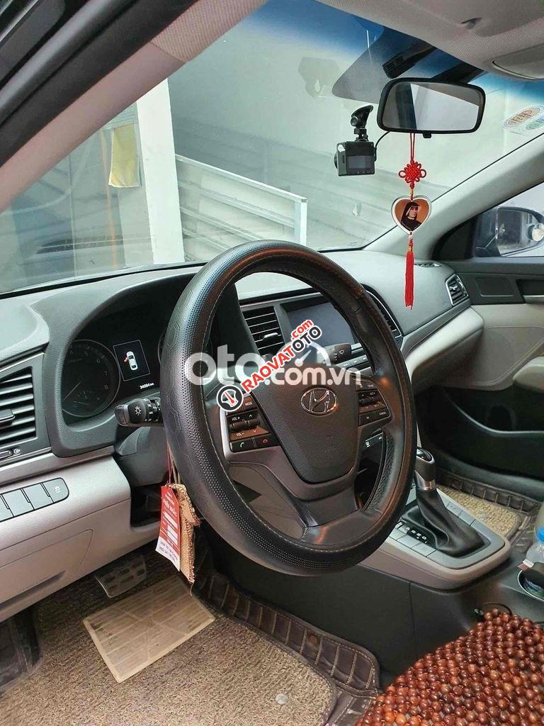 Bán ô tô Hyundai Elantra 2.0 AT năm sản xuất 2018, màu đen chính chủ, giá 580tr-3