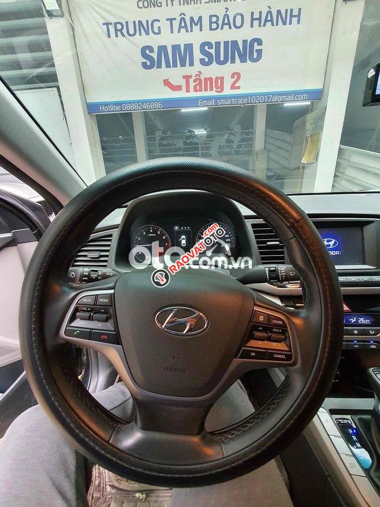 Bán ô tô Hyundai Elantra 2.0 AT năm sản xuất 2018, màu đen chính chủ, giá 580tr-1