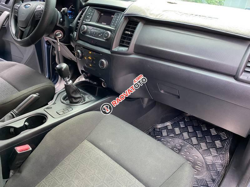 Cần bán lại xe Ford Ranger XLS 2.2 4x2MT sản xuất 2019, màu xanh lam, xe nhập số sàn-9