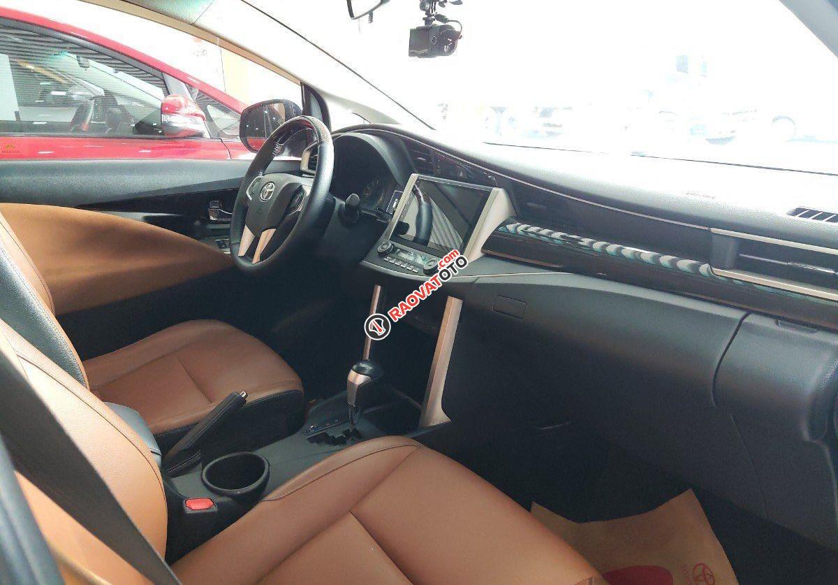 Xe Toyota Innova 2.0V năm sản xuất 2018, màu bạc số tự động-4