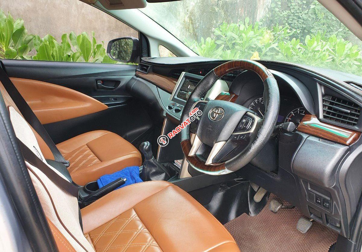 Cần bán lại xe Toyota Innova 2.0E sản xuất năm 2016, màu bạc xe gia đình-3