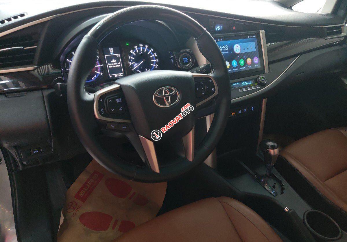 Xe Toyota Innova 2.0V năm sản xuất 2018, màu bạc số tự động-3
