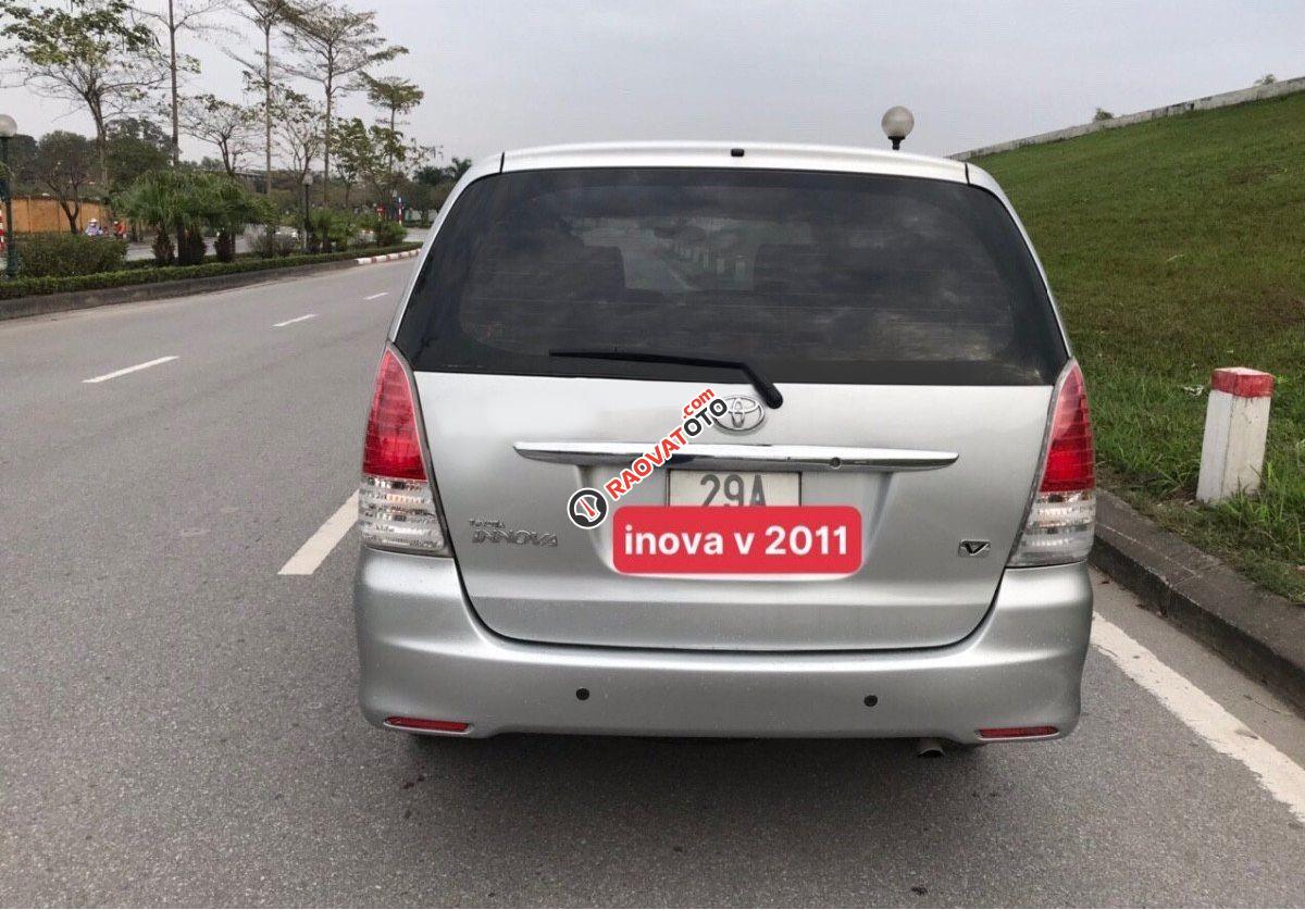 Bán ô tô Toyota Innova 2.0V sản xuất 2011, màu bạc số tự động-5