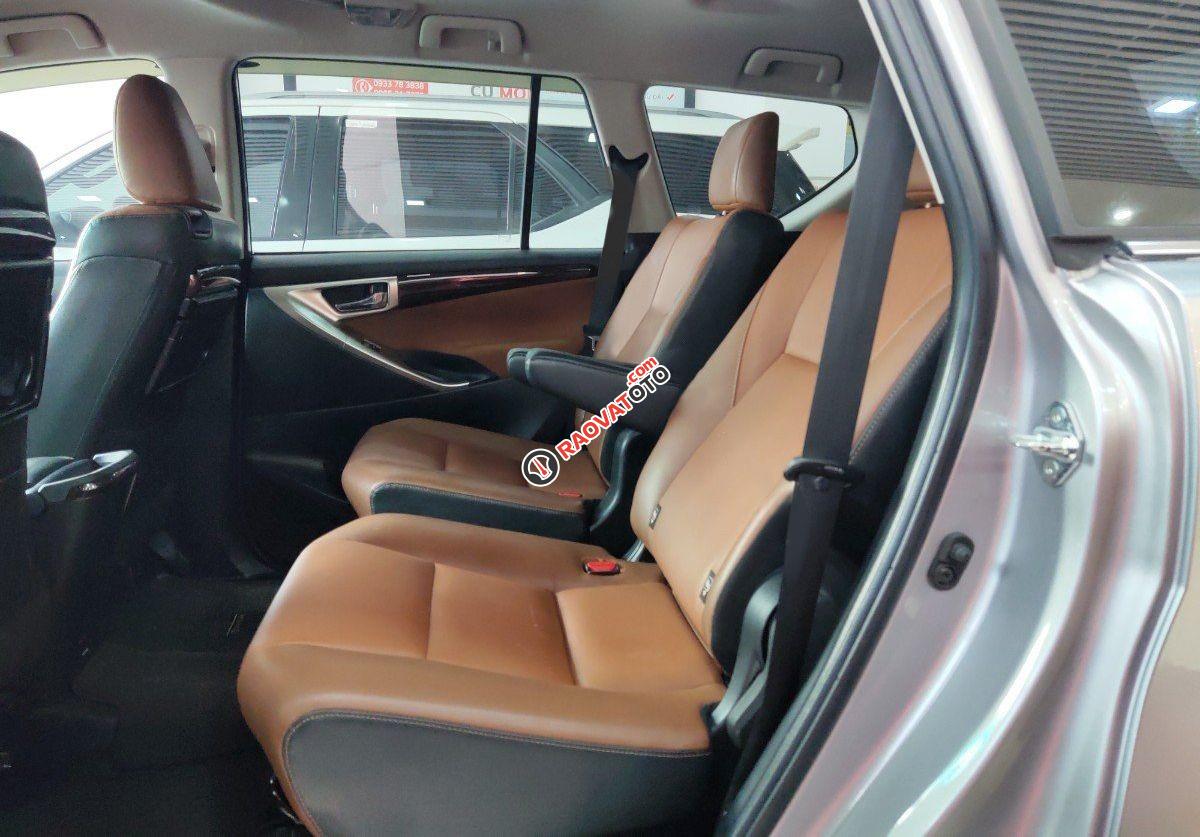 Xe Toyota Innova 2.0V năm sản xuất 2018, màu bạc số tự động-5
