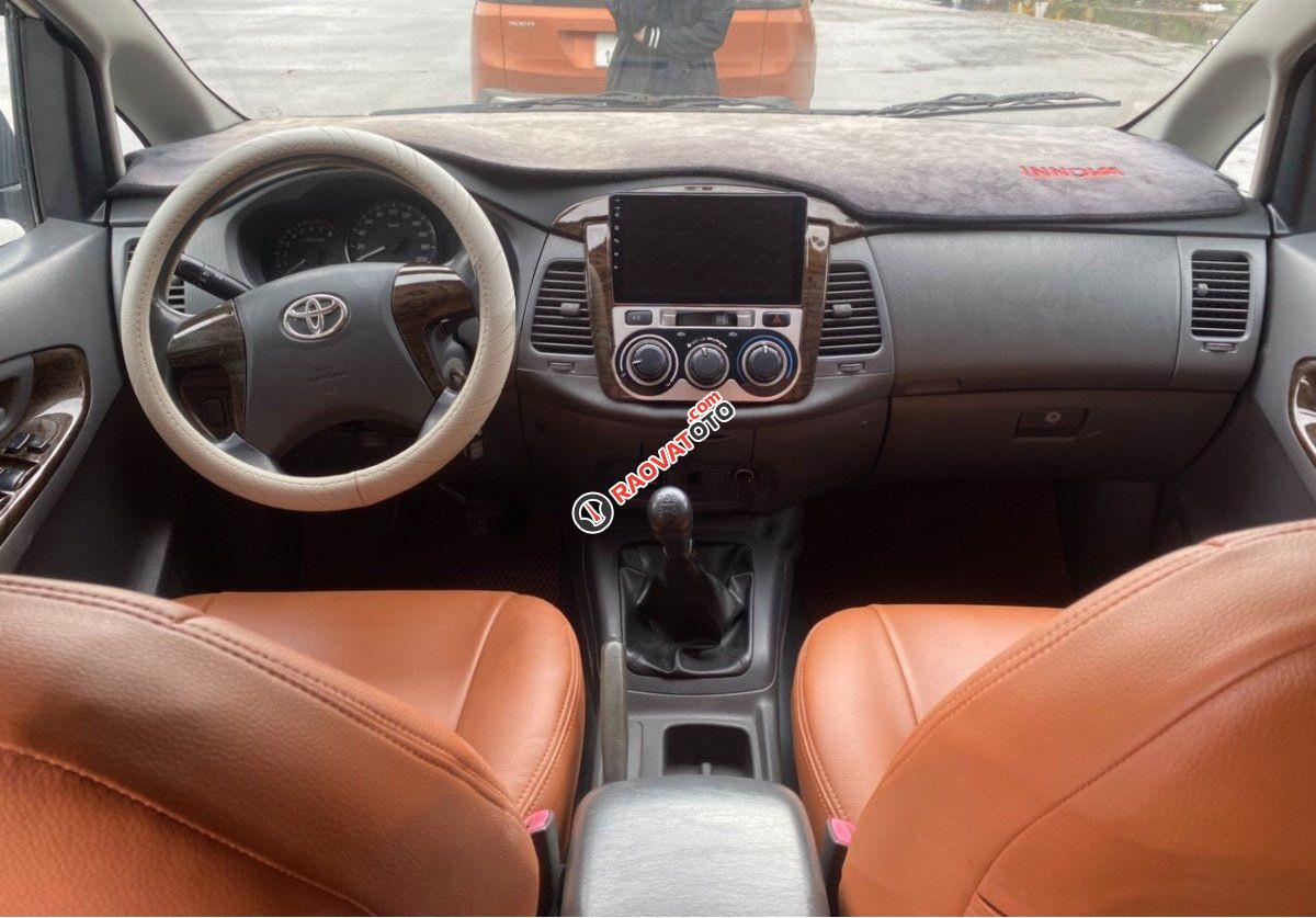 Xe Toyota Innova 2.0E năm 2015, màu trắng-8