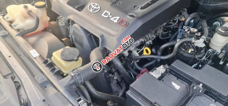 Bán Toyota Hilux năm sản xuất 2017, màu xám, xe nhập còn mới-4