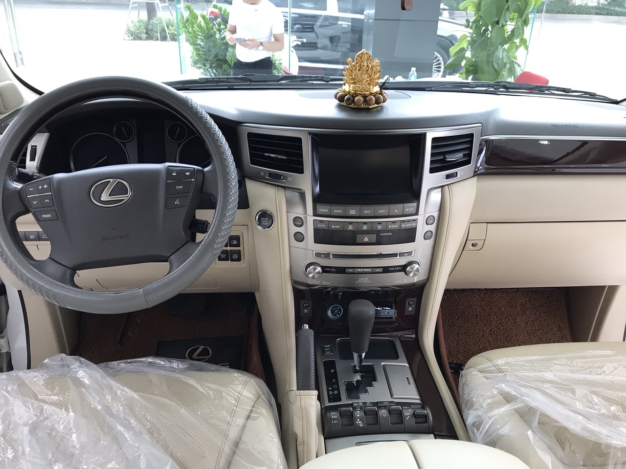 Bán chiếc Lexus LX570 xuất Mỹ màu trắng Model 2014 xe đăng ký tên cá nhân biển Hà nội đẹp-6
