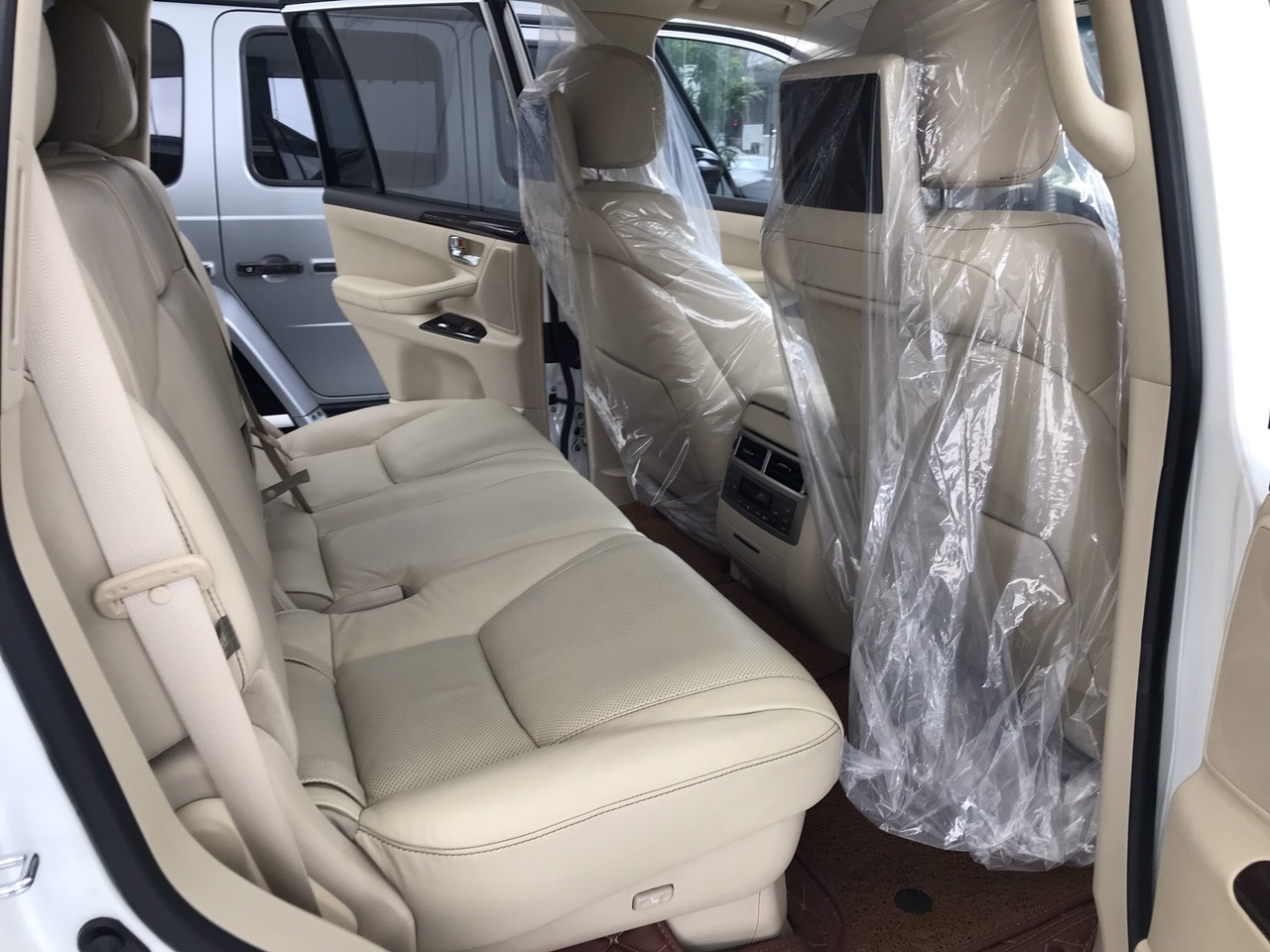 Bán chiếc Lexus LX570 xuất Mỹ màu trắng Model 2014 xe đăng ký tên cá nhân biển Hà nội đẹp-10