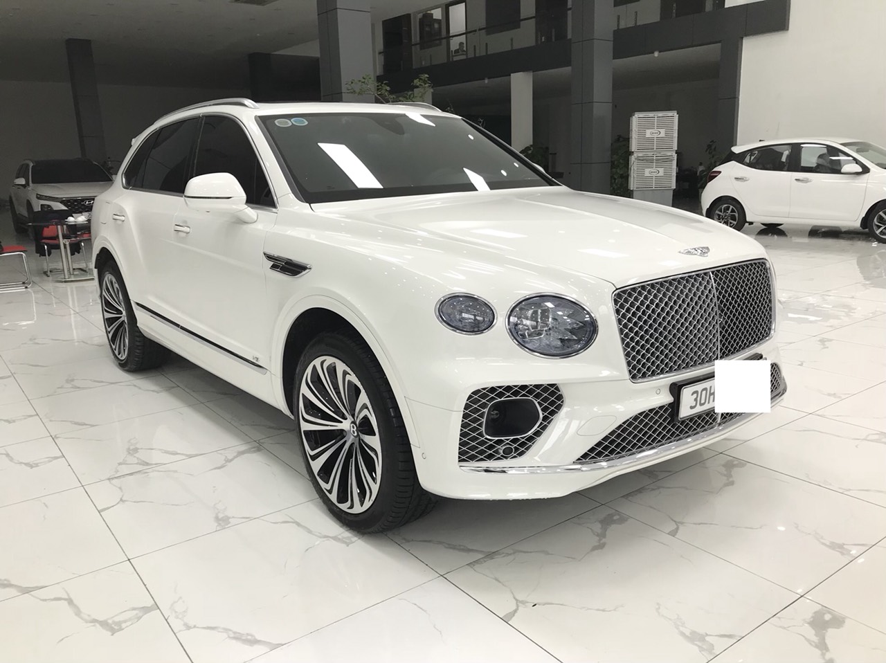 Bán ô tô Bentley Bentayga 2022, màu trắng, xe nhập khách vừa bấm biển xong-1