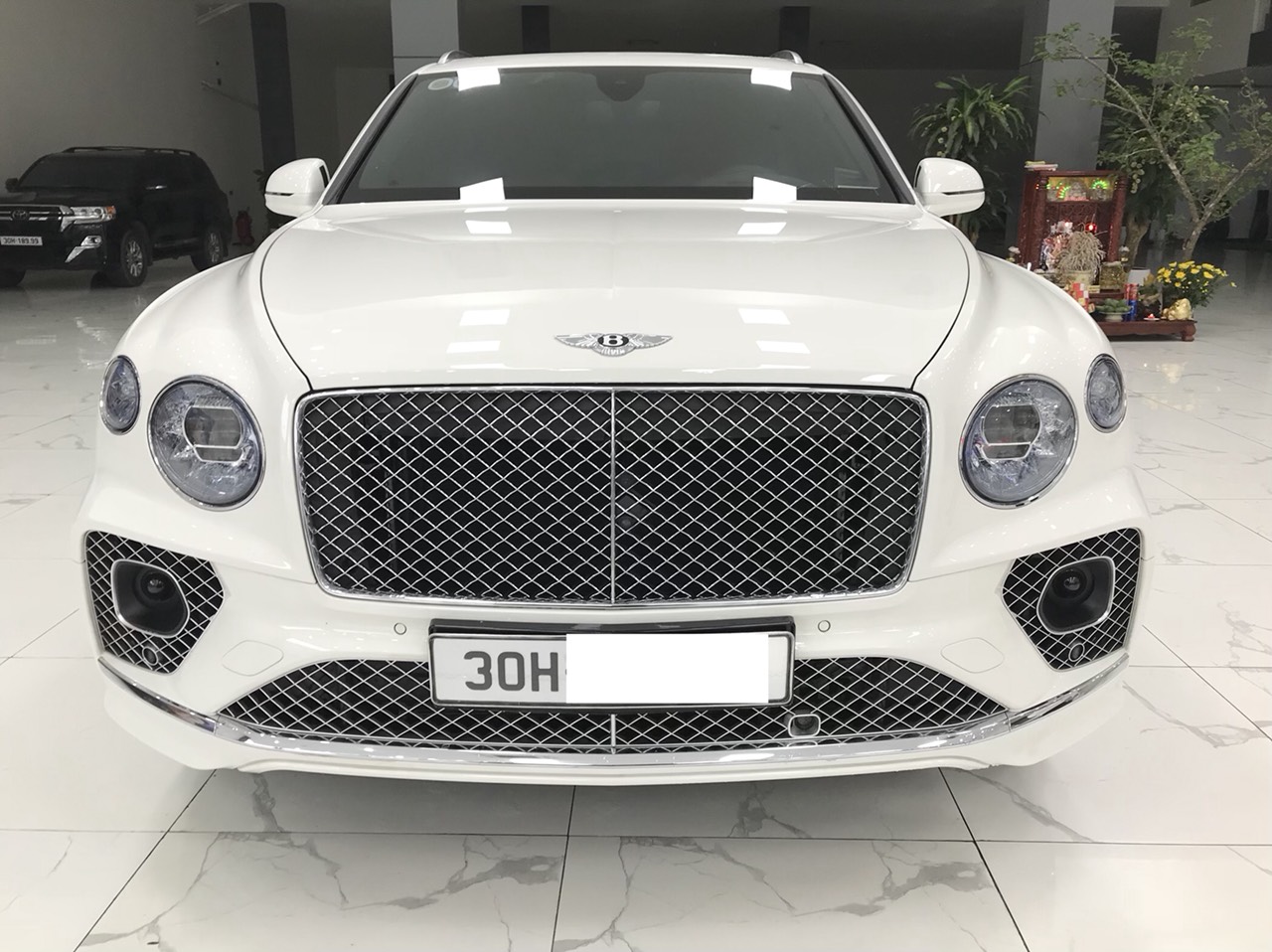 Bán ô tô Bentley Bentayga 2022, màu trắng, xe nhập khách vừa bấm biển xong-0