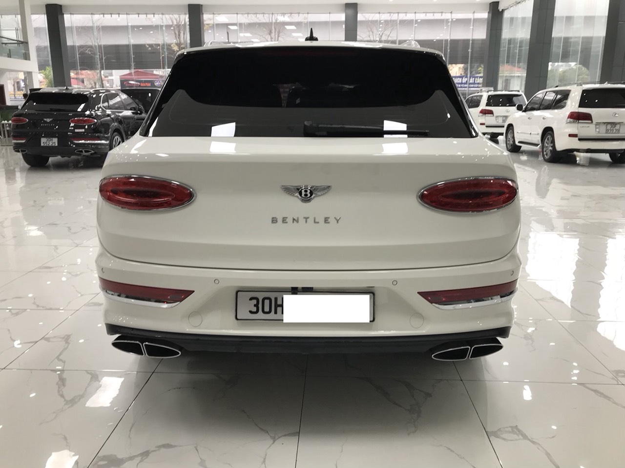 Bán ô tô Bentley Bentayga 2022, màu trắng, xe nhập khách vừa bấm biển xong-2