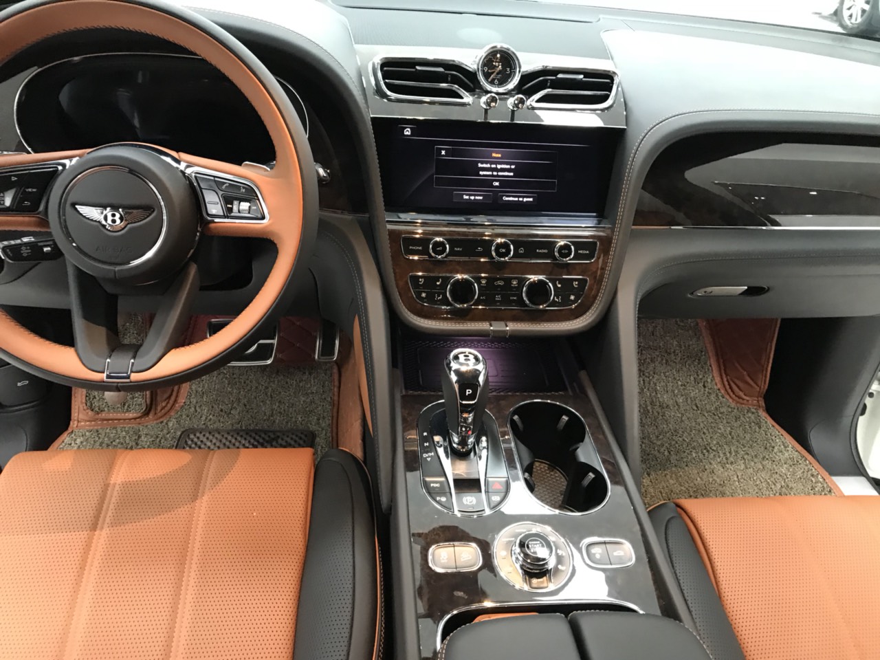 Bán ô tô Bentley Bentayga 2022, màu trắng, xe nhập khách vừa bấm biển xong-9