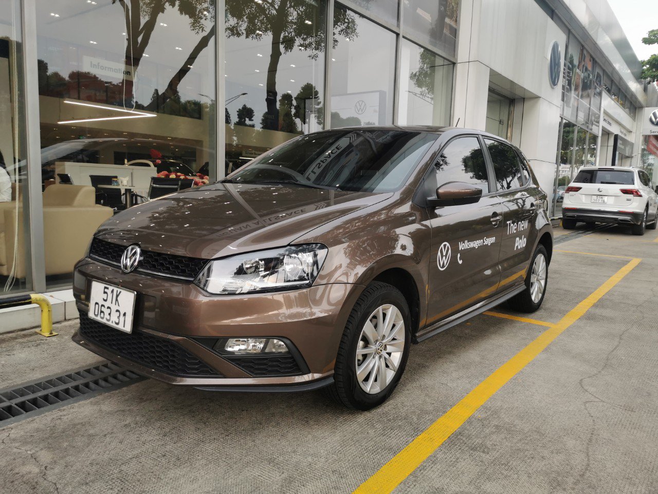  Volkswagen Polo 1.6AT 2021 - Đáng đồng tiền bỏ ra - Công ty cần đổi xe test drive nên bán lại - Giao xe ngay cho KH-0
