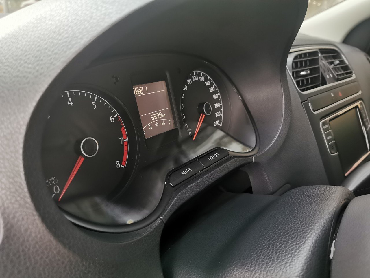  Volkswagen Polo 1.6AT 2021 - Đáng đồng tiền bỏ ra - Công ty cần đổi xe test drive nên bán lại - Giao xe ngay cho KH-4