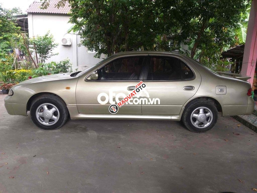 Xe Nissan Bluebird năm 1994, màu vàng, xe nhập, giá tốt-3