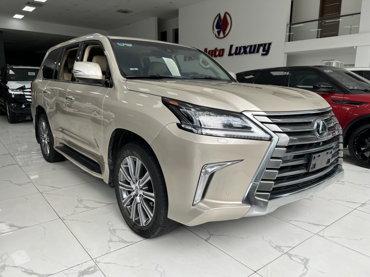 Lexus LX570 vàng cát nội thất kem sáng, xe sản xuất năm 2016 đăng ký tên cty đi được 5,8 Vạn Km-0