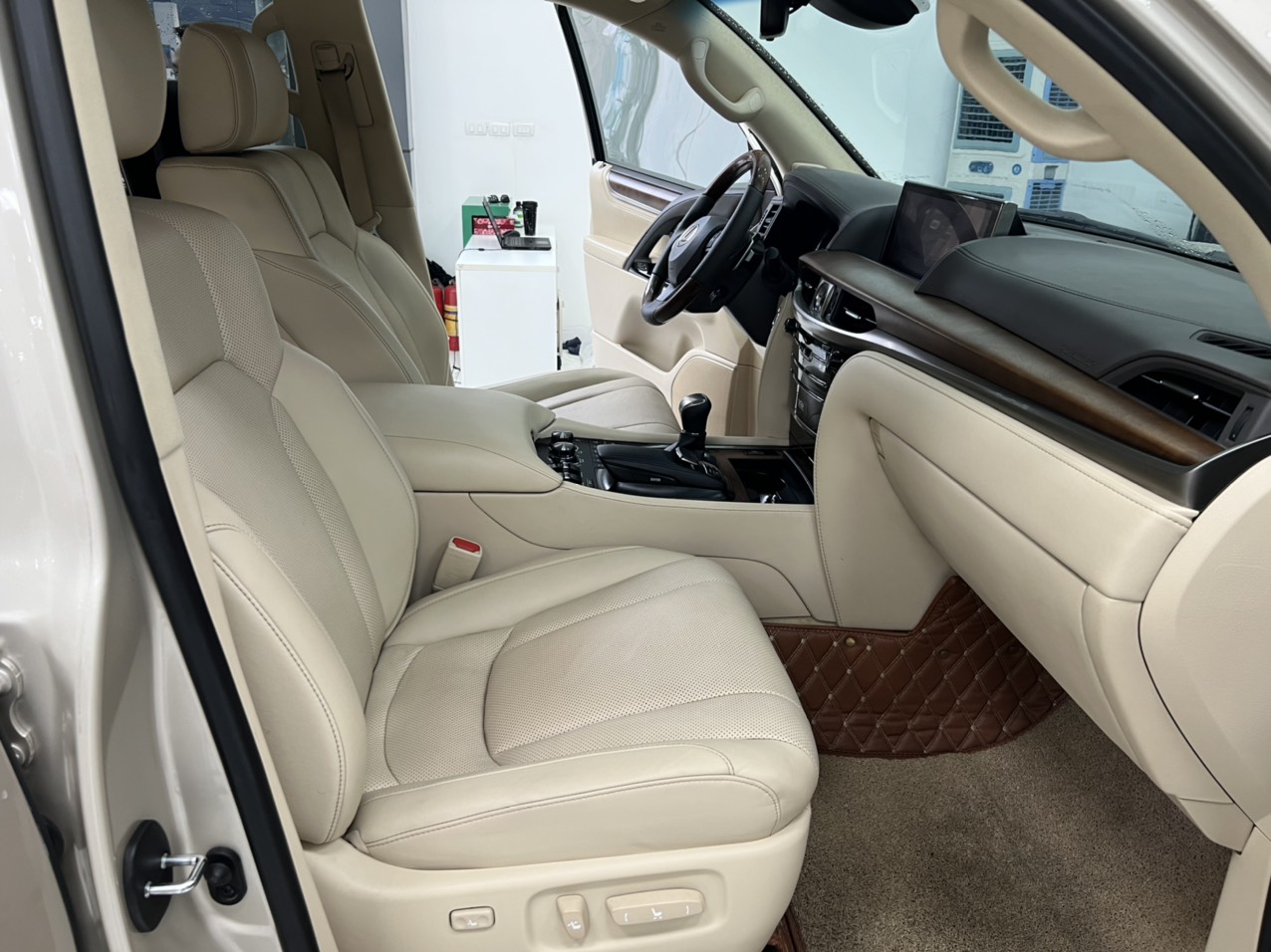 Lexus LX570 vàng cát nội thất kem sáng, xe sản xuất năm 2016 đăng ký tên cty đi được 5,8 Vạn Km-6